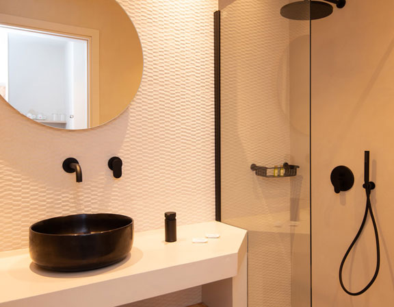 Sunlight superior hospitality στη Σίφνο - Άνετο μπάνιο με ντουζιέρα