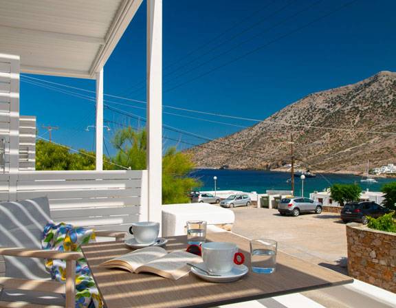 Sunlight superior hospitality στη Σίφνο - Μεγάλη βεράντα με θέα στη θάλασσα