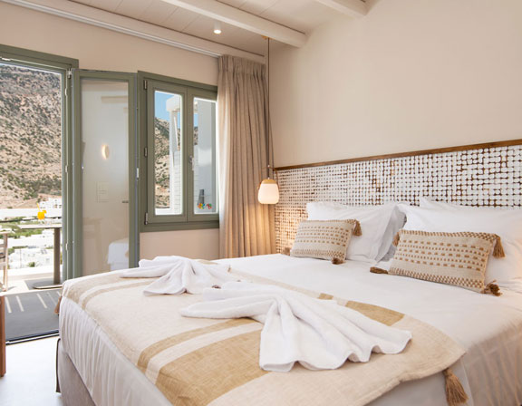 Sunlight superior hospitality στη Σίφνο - Δωμάτιο με μεγάλο διπλό κρεβάτι