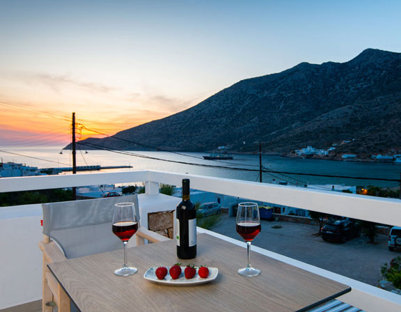 Sunlight superior hospitality στη Σίφνο - Βεράντα με θέα στο ηλιοβασίλεμα