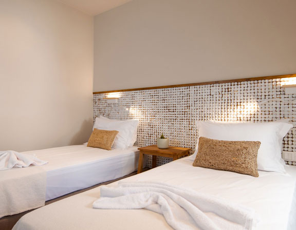 Sunlight superior hospitality στη Σίφνο - Δωμάτιο με μονά κρεβάτια